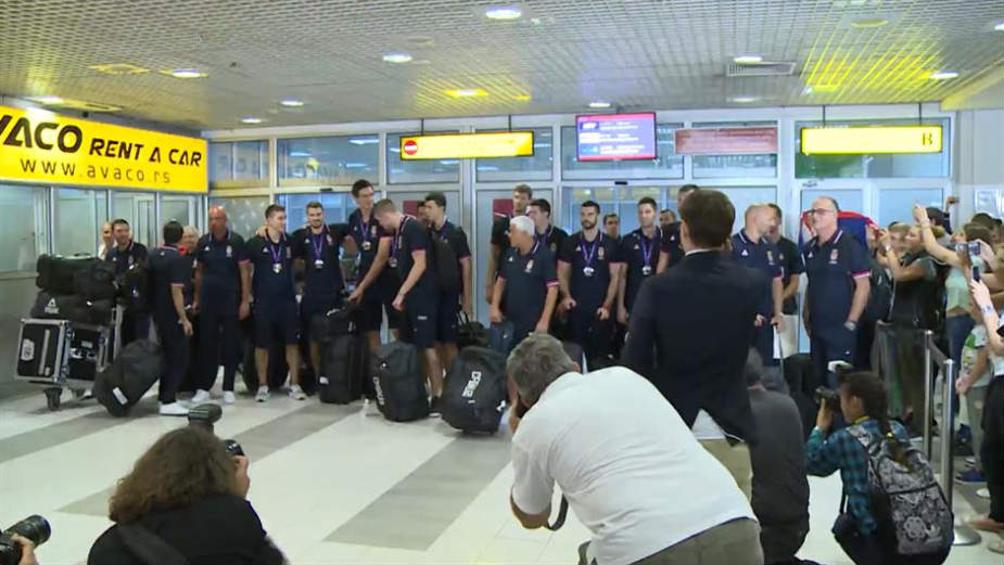 Košarkaši Srbije stigli sa srebrnim medaljama (VIDEO) 1