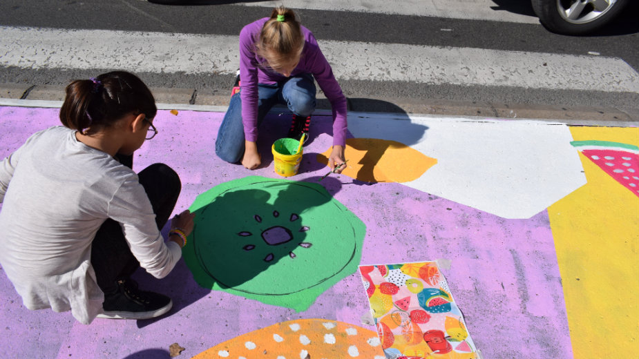 Deca crtala mural za bezbednost u saobraćaju 1