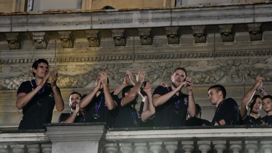 Više od 20.000 građana dočekalo srebrne košarkaše 3 Više od 20.000 građana dočekalo srebrne košarkaše 3