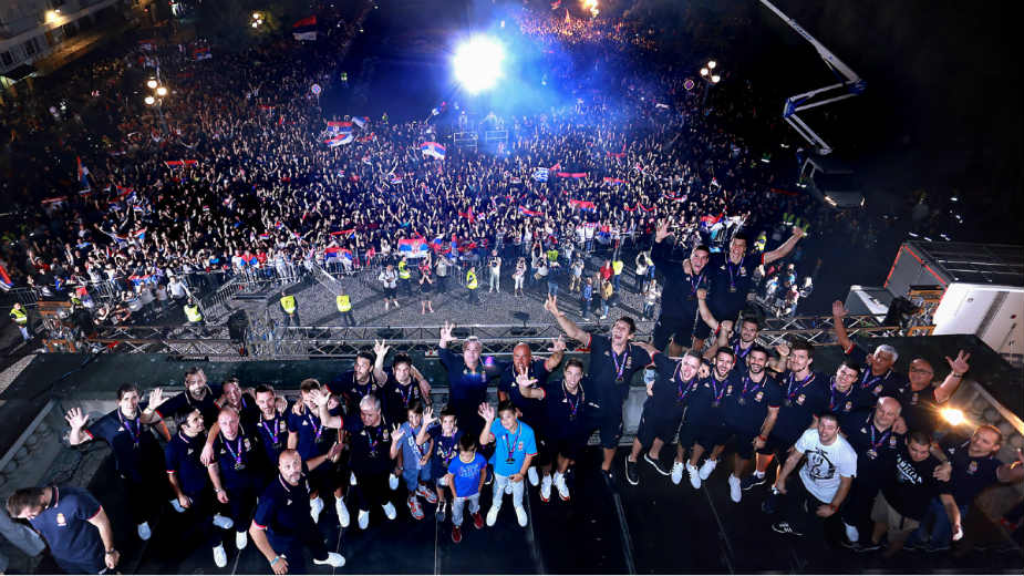 Više od 20.000 građana dočekalo srebrne košarkaše 1