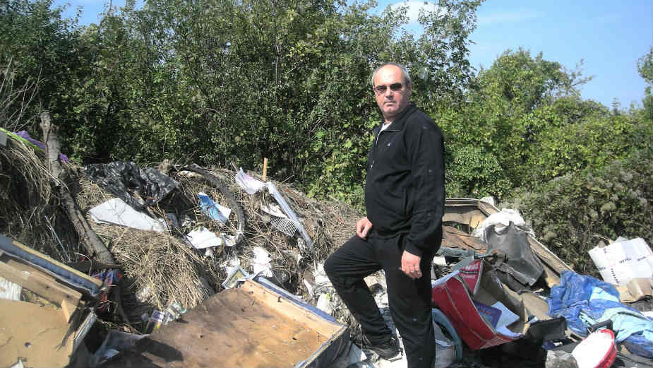 Dragan zbog divlje deponije ne može u svoj voćnjak 1
