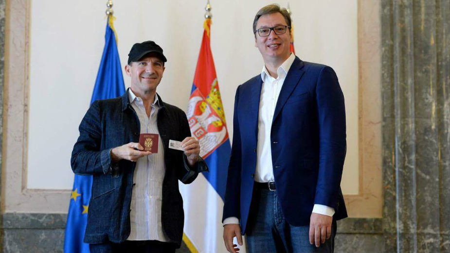 Vučić uručio pasoš i ličnu kartu Rejfu Fajnsu (VIDEO) 1