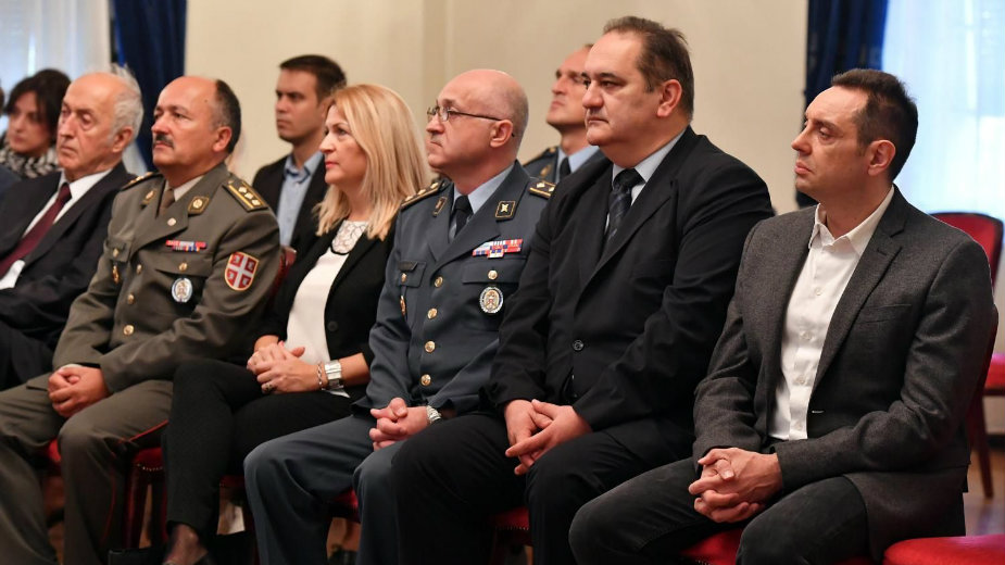 Vulin: Besplatno školovanje u Beogradskoj poslovnoj školi 1