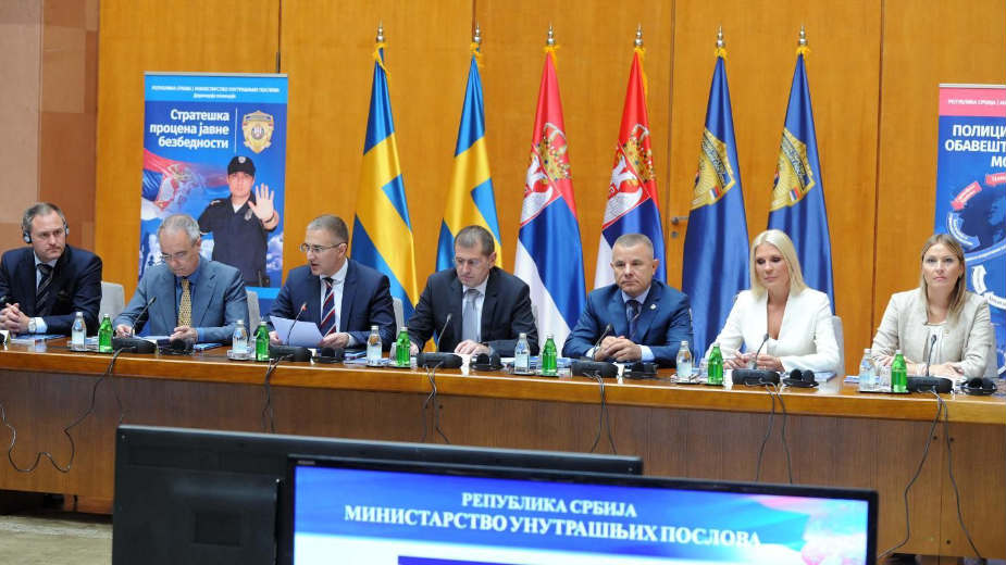 Predstavljeni policijski priručnik i procena javne bezbednosti 1