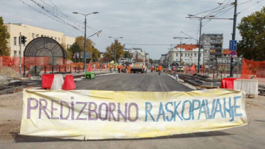Baneri "Predizborno raskopavanje" na gradilištima 1