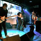 Kada noge i glave trzaju se u ritmu 4