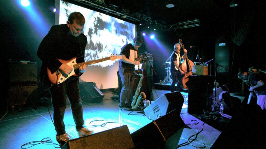 Kada noge i glave trzaju se u ritmu 1