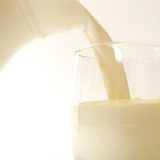 Sa rafova u Mekedoniji povučeno 20 tona nebezbednog mleka uvezenog iz BiH 9
