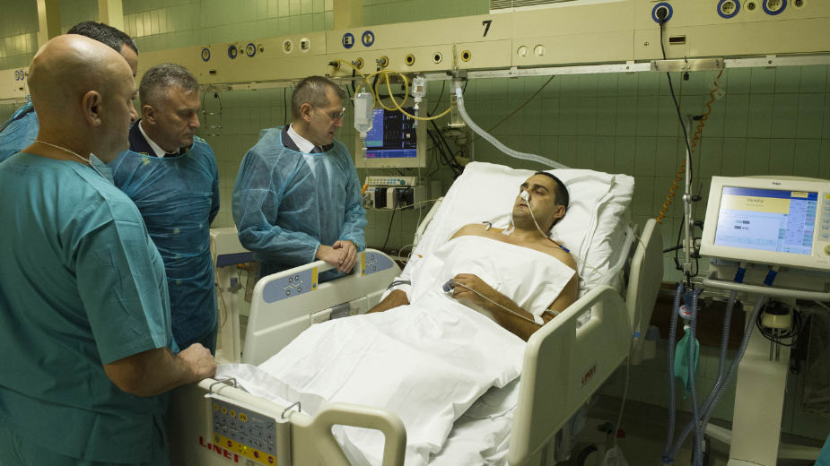 Rebić obišao ranjenog policajca 1