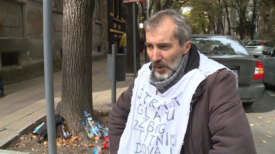 Novinar Jovica Vasić ponovo štrajkuje glađu ispred policije 1