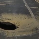 Pukla cev u Bulevaru, autobus upao u rupu 7