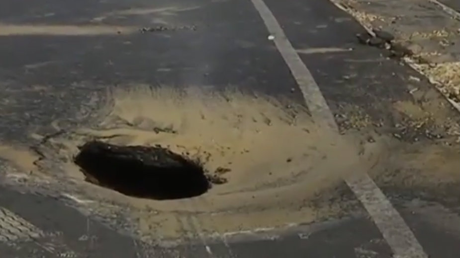 Pukla cev u Bulevaru, autobus upao u rupu 1