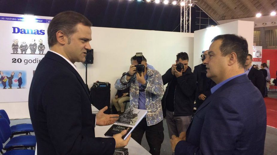 Petrović uručio Dačiću pitanja za premijerku 2 Petrović uručio Dačiću pitanja za premijerku 2