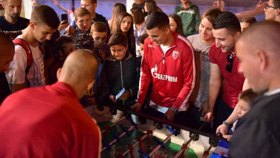 Fudbaleri Crvene zvezde na GAZPROM benzinskoj stanici u Nišu 1