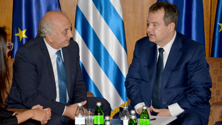 Dačić sa grčkim zvaničnikom 1