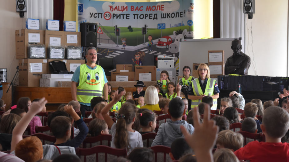 Parking servis poklonio školama nastavna sredstva 1