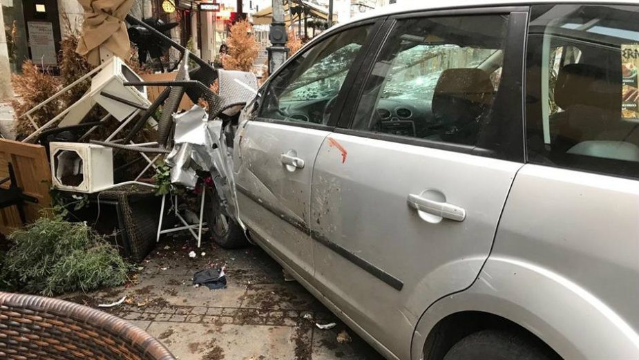 Automobil uleteo u Knez Mihailovu, povređeno dvoje 2