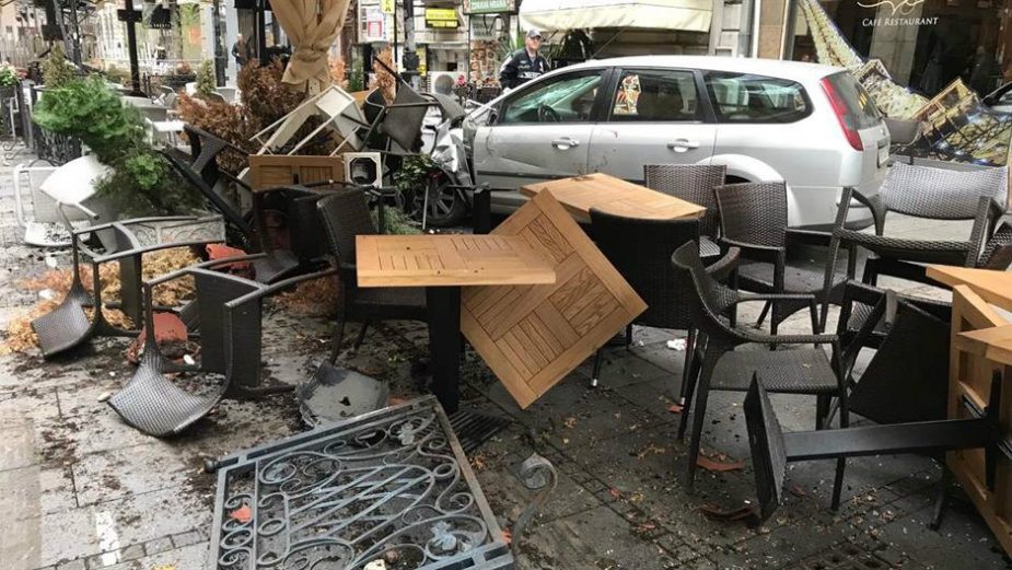 Automobil uleteo u Knez Mihailovu, povređeno dvoje 3