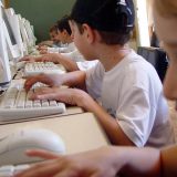 Svako drugo dete dnevno na internetu više od četiri sata 1