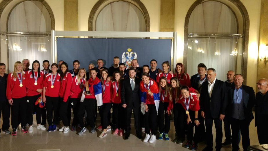 Svečani doček srpskih odbojkašica ispred Starog dvora 2