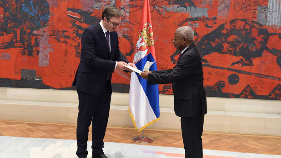 Ambasadori Angole i Danske predali akreditive Vučiću 1