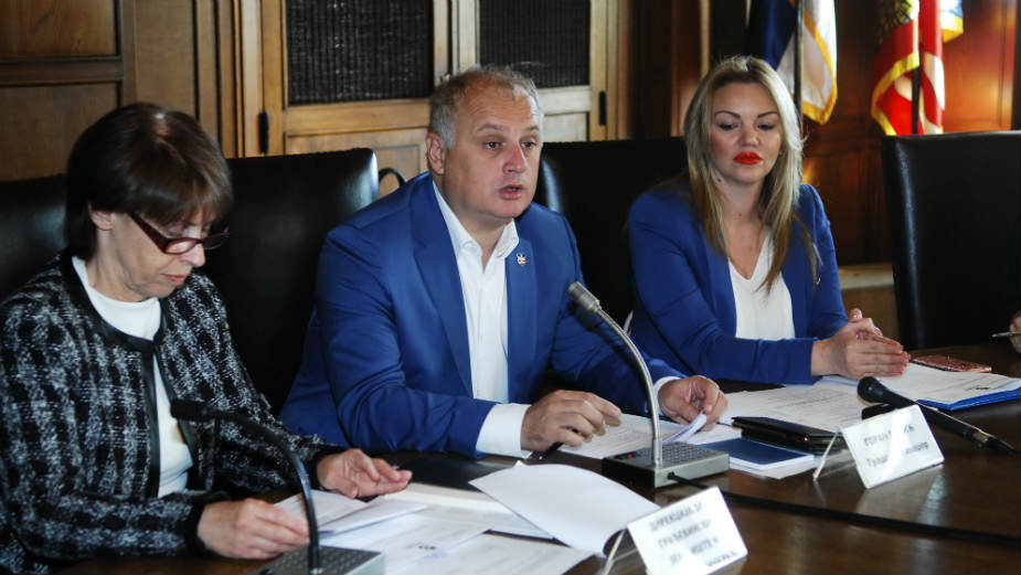 Vesić: Počinje druga faza projekta u zbrinjavanju romskih porodica 1