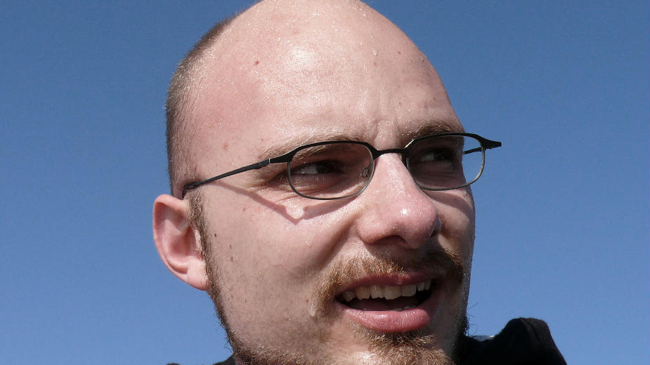 Nepoznatim ljudima često pričam izmišljene priče o sebi 1