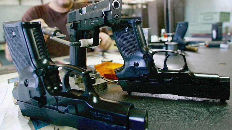 Građani Srbije legalno poseduju skoro milion komada oružja 1