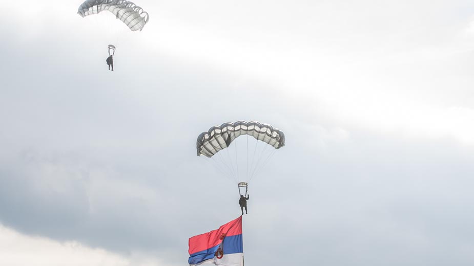 Obeležen Dan vojnih padobranaca 1