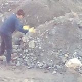 Žena prebacuje kamenje ručno, mašine stoje 14