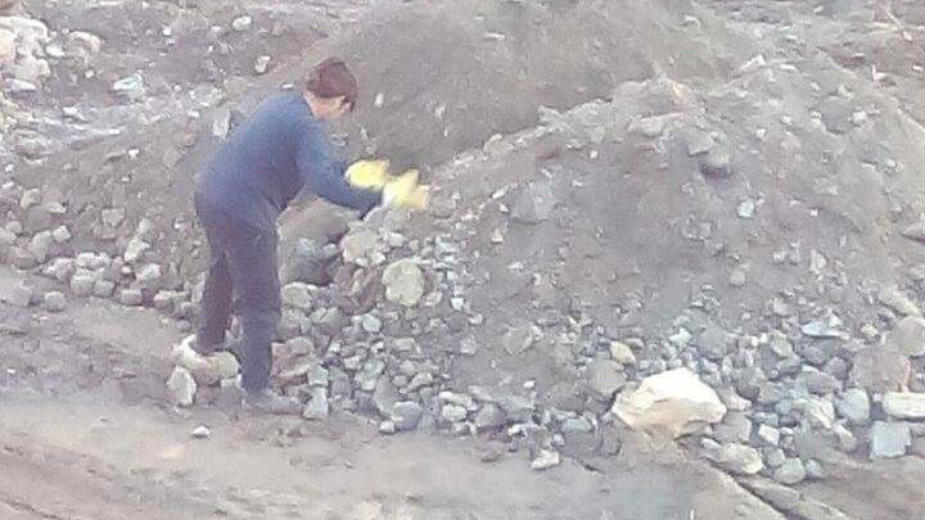 Žena prebacuje kamenje ručno, mašine stoje 1