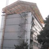 Daska sa sedmog sprata pala pored dečaka 6