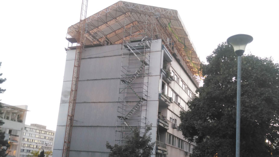 Daska sa sedmog sprata pala pored dečaka 1