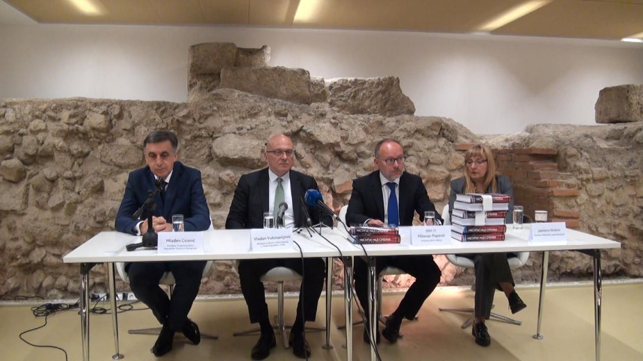 Poklon revizora bibliotekama 1