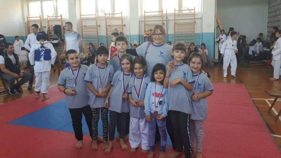 Osam takmičara, a devet medalja 1 Osam takmičara, a devet medalja 1