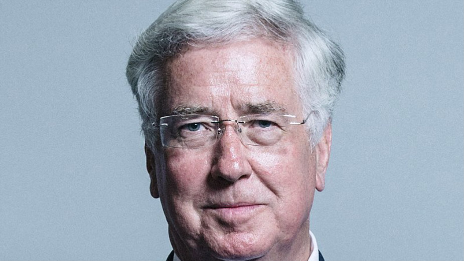 Ostavka ministra odbrane zbog "ruke na kolenu novinarke" 1