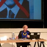 Jednom nogom u institucijama, drugom na ulici 11