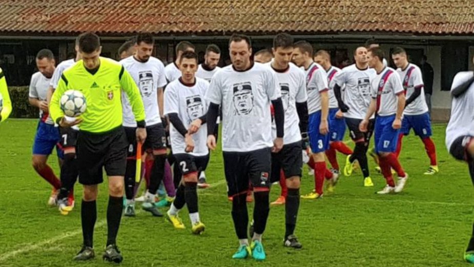 Igrači FK “Kabel” u majicama sa likom Mladića 1