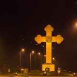 Krst na ulazu u grad osvetljen narandžastom bojom 13