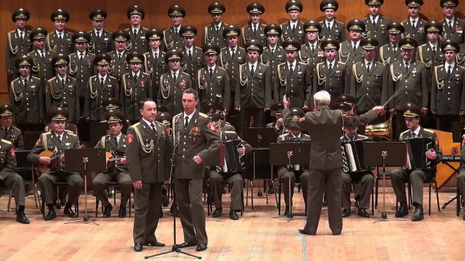 Mali: Ansambl "Aleksandrov" ispred Hrama Svetog Save 24. juna 1