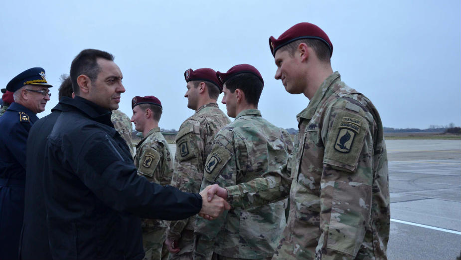 Vulin dočekao američke padobrance 1