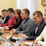 Zaposlenima u MUP po 10.000, za paketiće deci još bez odluke 3