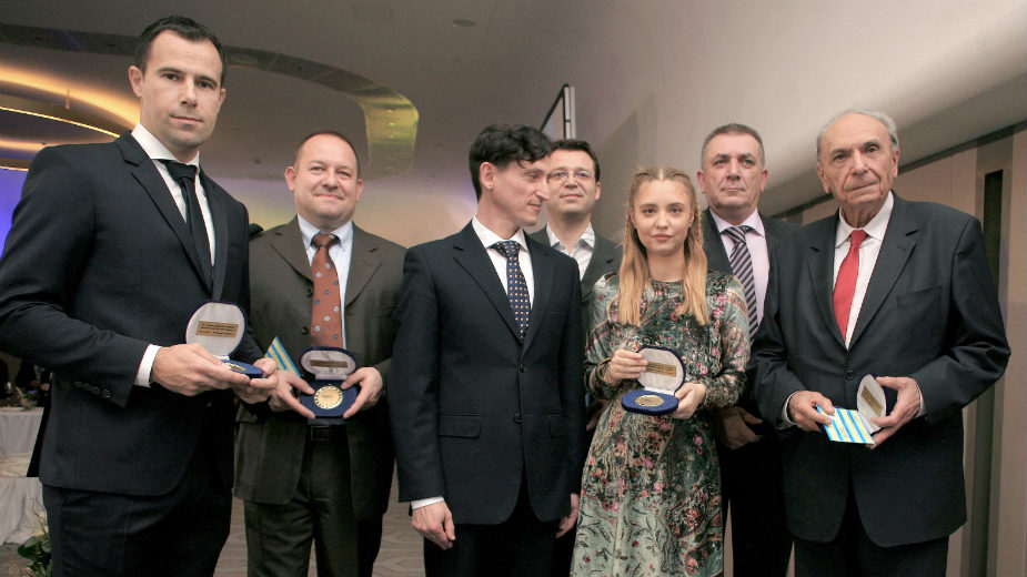 Ambasador Ukrajine uručio nagradu novinarki Danasa 1