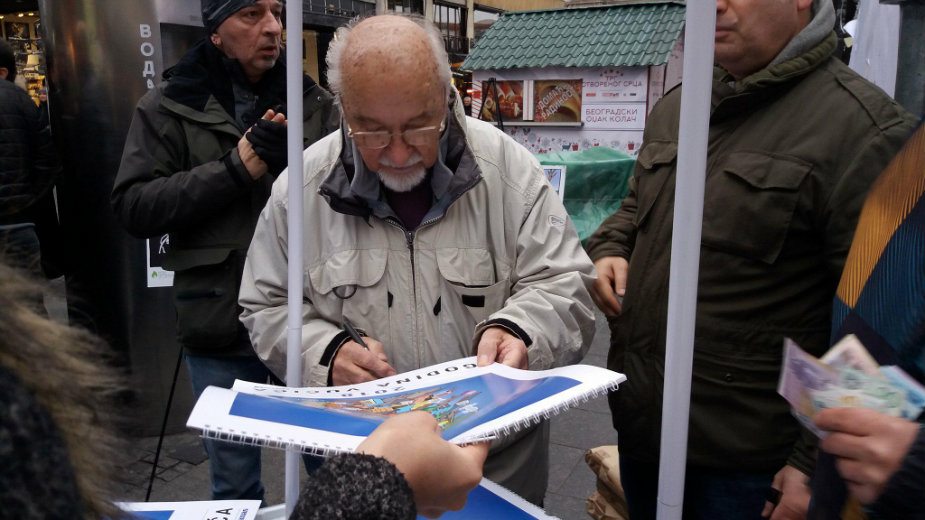 Uz preskupu jelku i nervoznog Deda Mraza u "Godinu Vučića" 1