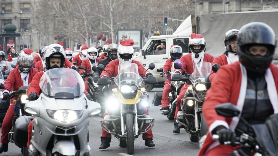 Deda Mraz na motoru za mališane 1