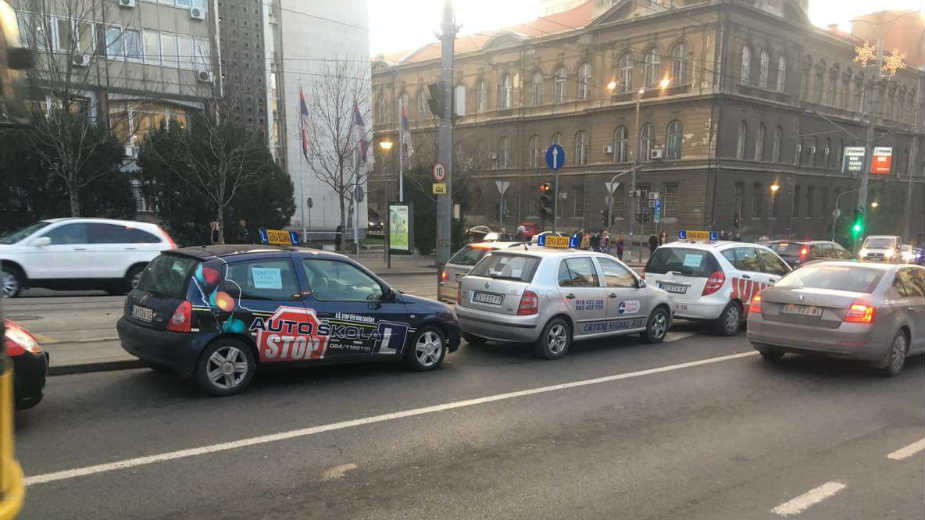 Instruktori auto-škola protestuju ispred Vlade 1