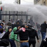 Demonstranti u Bejrutu pokušali da osvoje Američku ambasadu 10