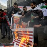 Palestinci u Gazi pale slike Trampa 13