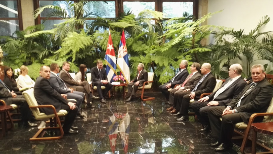Vučić sa Raulom Kastrom u Havani 1