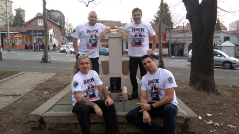 Fanovi postavili spomen-ploču Lemiju Kilmisteru na Zvezdari 2 Fanovi postavili spomen-ploču Lemiju Kilmisteru na Zvezdari 2